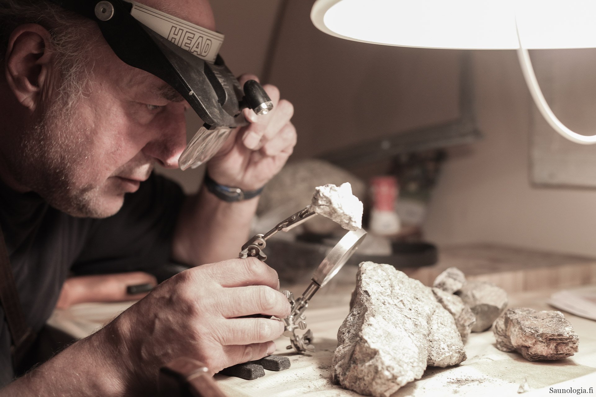 Teppo Hurme kivikeraamikko ja löylynmaistelija varoittaa kiuaskivistä