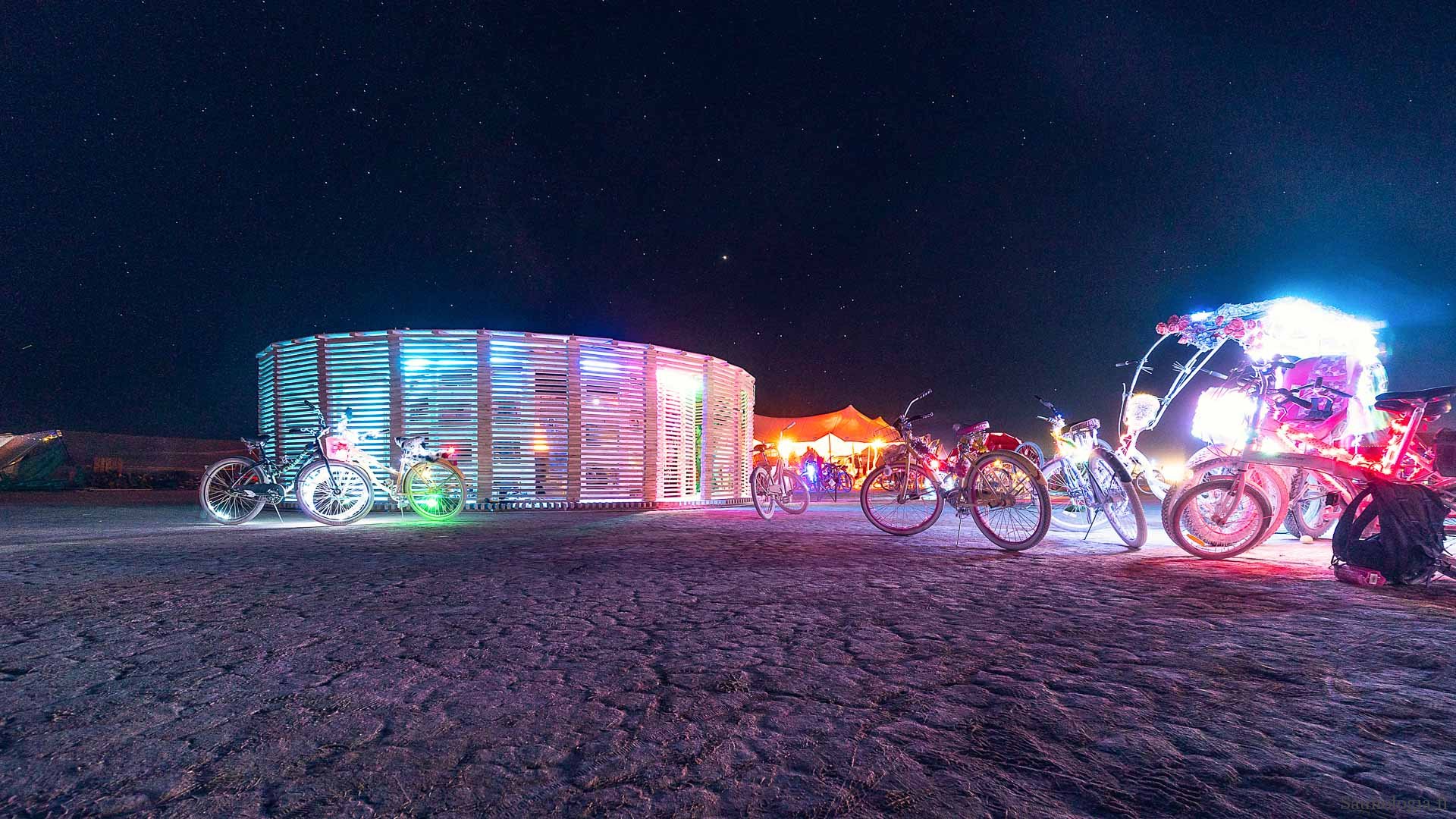 Suomisauna Nevadan aavikolla – Burning Man 2019